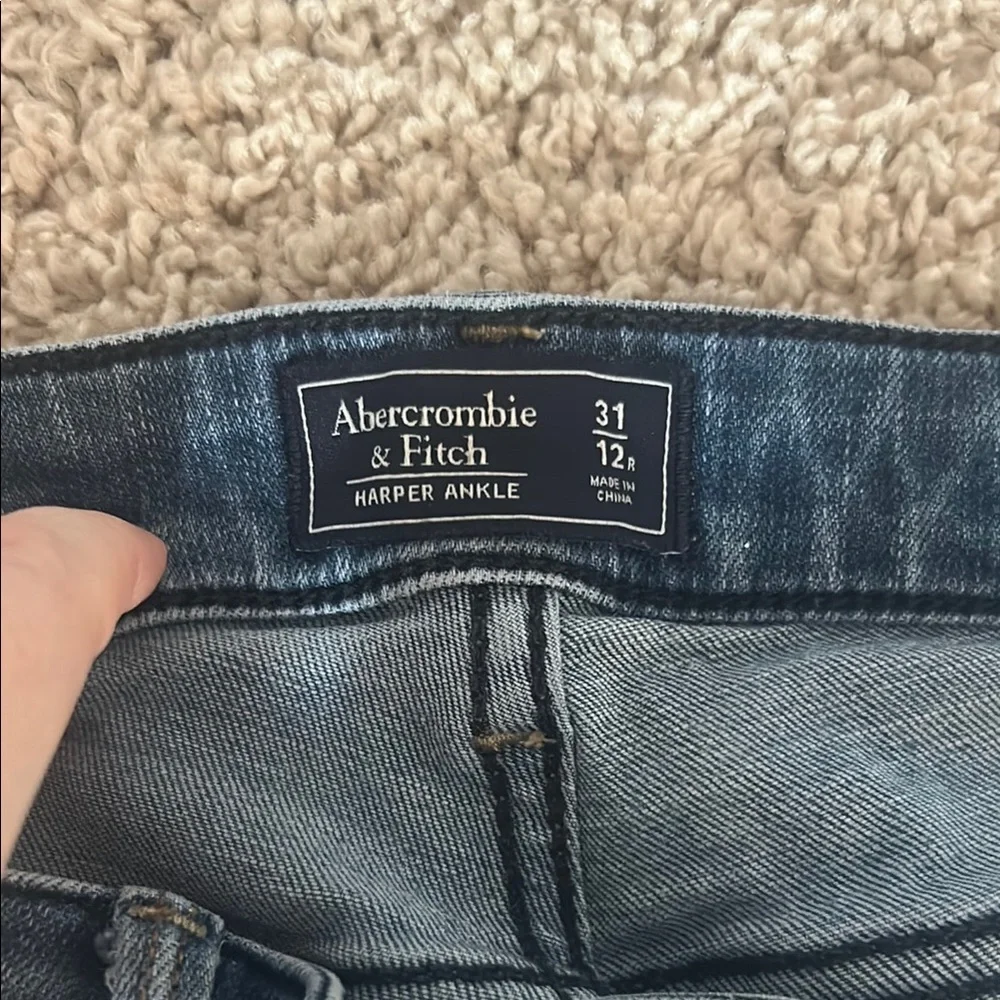 Abercrombie & Fitch Destroyed Harper Ankle Jean - Picture 3 of 3